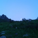 Compare il rifugio, con la luna accanto